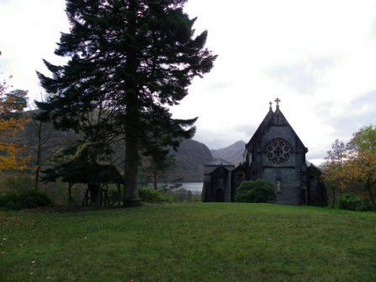 Британская виза, церковь на шотландском озере, visasuk.ru